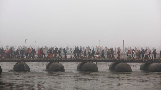 Banyak Orang Mandi Bersama di Sungai Gangga India, Ada Apa?