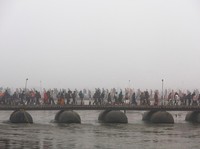 Ramai-Ramai Orang Mandi Bersama di Sungai Gangga India, Ada Apa?