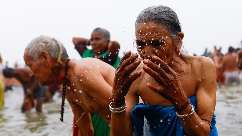 Umat Hindu di India mulai berendam di air suci Sangam, pertemuan sungai Gangga, Yamuna, dan Saraswati, selama festival Maha Kumbh Mela di Prayagraj, India, yang dimulai Senin (13/1). (REUTERS/Anushree Fadnavis)