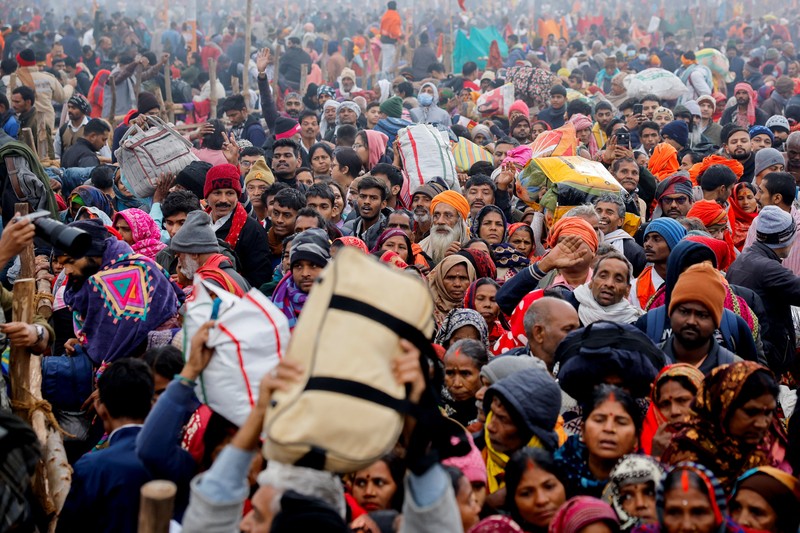 Umat Hindu di India mulai berendam di air suci Sangam, pertemuan sungai Gangga, Yamuna, dan Saraswati, selama festival Maha Kumbh Mela di Prayagraj, India, yang dimulai Senin (13/1). (REUTERS/Anushree Fadnavis) Umat Hindu di India mulai berendam di air suci Sangam, pertemuan sungai Gangga, Yamuna, dan Saraswati, selama festival Maha Kumbh Mela di Prayagraj, India, yang dimulai Senin (13/1). (REUTERS/Anushree Fadnavis)