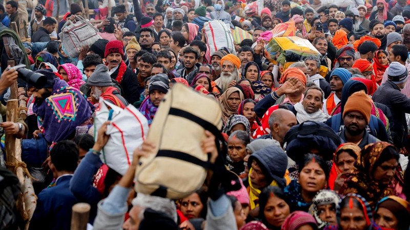 Umat Hindu di India mulai berendam di air suci Sangam, pertemuan sungai Gangga, Yamuna, dan Saraswati, selama festival Maha Kumbh Mela di Prayagraj, India, yang dimulai Senin (13/1). (REUTERS/Anushree Fadnavis)