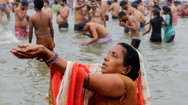 Umat Hindu di India mulai berendam di air suci Sangam, pertemuan sungai Gangga, Yamuna, dan Saraswati, selama festival Maha Kumbh Mela di Prayagraj, India, yang dimulai Senin (13/1). (REUTERS/Anushree Fadnavis)