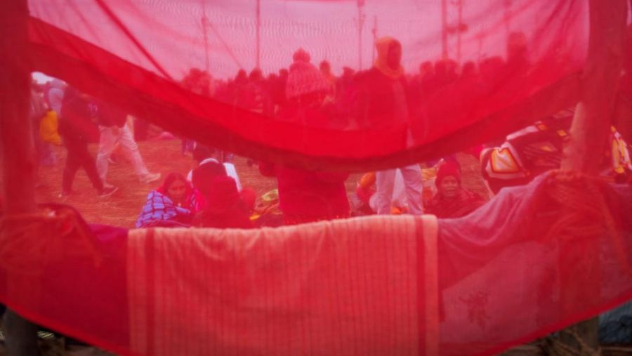 Umat Hindu di India mulai berendam di air suci Sangam, pertemuan sungai Gangga, Yamuna, dan Saraswati, selama festival Maha Kumbh Mela di Prayagraj, India, yang dimulai Senin (13/1). (REUTERS/Anushree Fadnavis)