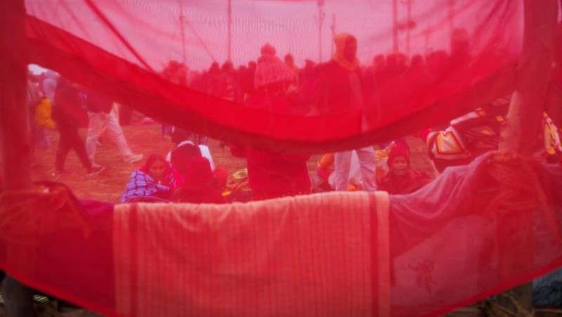 Umat Hindu di India mulai berendam di air suci Sangam, pertemuan sungai Gangga, Yamuna, dan Saraswati, selama festival Maha Kumbh Mela di Prayagraj, India, yang dimulai Senin (13/1). (REUTERS/Anushree Fadnavis)