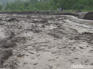 Banjir Lahar Semeru Menyebar hingga 13 Km, Aliran Capai Gladak Perak