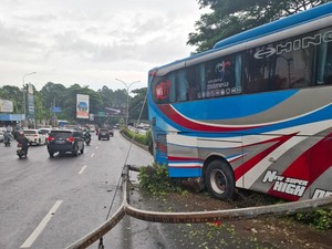 Bus Gagal Nanjak Lalu Tabrak Tiang Lampu di Tangerang gegara Mesin Mati