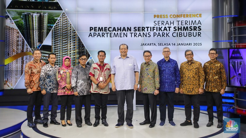 Serah Terima Pemecahan Sertifikat SHMSRS Apartemen Trans Park Cibubur di gedung Transmedia, Jakarta, Selasa (14/1/2025). (CNBC Indonesia/Faisal Rahman) Serah Terima Pemecahan Sertifikat SHMSRS Apartemen Trans Park Cibubur di gedung Transmedia, Jakarta, Selasa (14/1/2025). (CNBC Indonesia/Faisal Rahman)