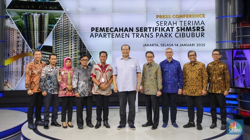 Serah Terima Pemecahan Sertifikat SHMSRS Apartemen Trans Park Cibubur di gedung Transmedia, Jakarta, Selasa (14/1/2025). (CNBC Indonesia/Faisal Rahman)