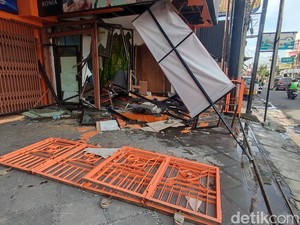 Innova Tabrak Toko Jam di Jakal Sleman, Dipicu Senggolan Mobil