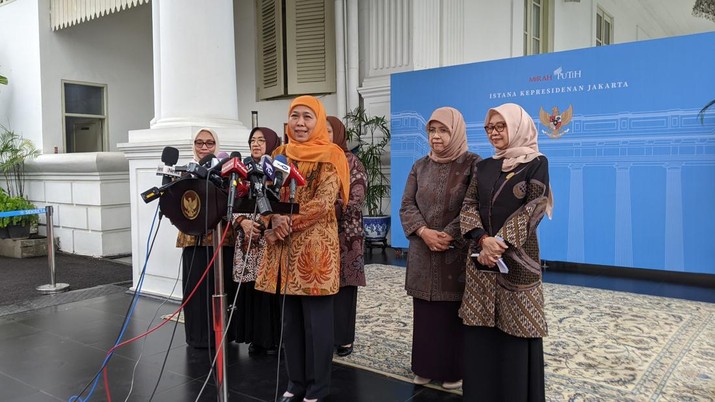 Ketua Umum Pimpinan Pusat (PP) Muslimat Nahdlatul Ulama (NU), Khofifah Indar Parawansa, bersama jajaran pengurus Muslimat NU temui Presiden Prabowo Subianto di Istana Merdeka, Jakarta, pada Selasa, (14/1/2025).