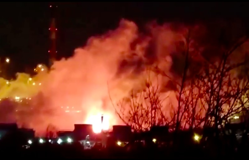 Kilang Minyak Saratov terbakar setelah Ukraina melancarkan serangan ke Rusia. (Social media via REUTERS) Kilang Minyak Saratov terbakar setelah Ukraina melancarkan serangan ke Rusia. (Social media via REUTERS)