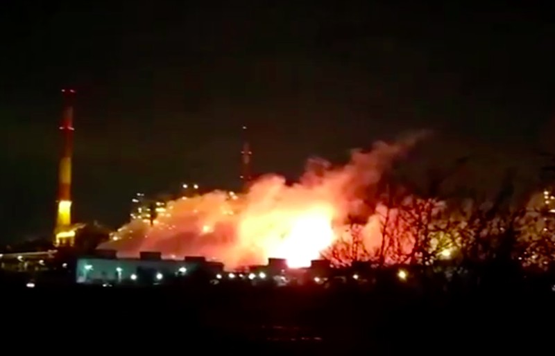 Kilang Minyak Saratov terbakar setelah Ukraina melancarkan serangan ke Rusia. (Social media via REUTERS) Kilang Minyak Saratov terbakar setelah Ukraina melancarkan serangan ke Rusia. (Social media via REUTERS)