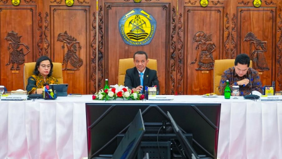 Menteri BUMN< Erick Thohir rapat bersama Menteri ESDM, Bahlil Lahadalia dan Menteri Keuangan, Sri Mulyani. Kami berdiskusi untuk memastikan Rencana Usaha Penyediaan Tenaga Listrik (RUPTL) 2025-2034. (Instagram/erickthohir)