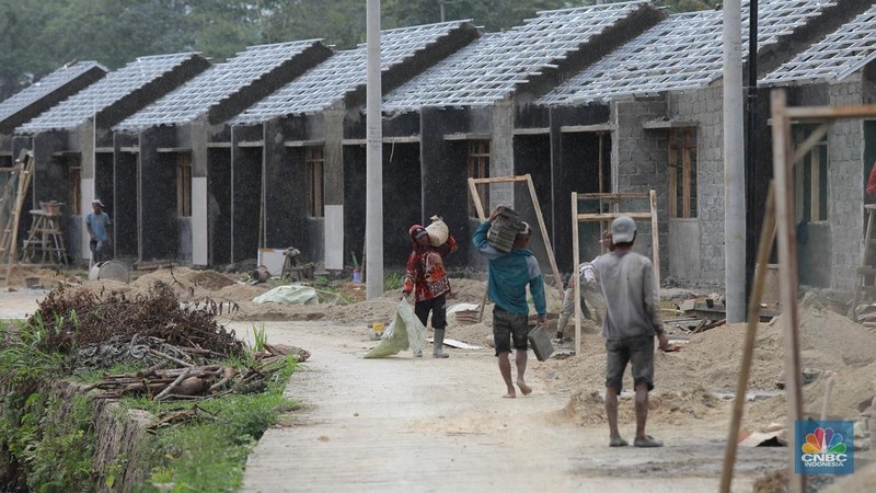 Pekerja beraktivitas pada salah satu proyek pembangunan rumah bersubsidi di kawasan Kemang, Bogor, Jawa Barat, Selasa (14/1/2025). (CNBC Indonesia/Muhammad Sabki)