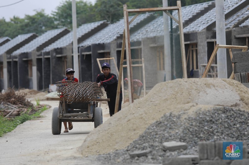 Pekerja beraktivitas pada salah satu proyek pembangunan rumah bersubsidi di kawasan Kemang, Bogor, Jawa Barat, Selasa (14/1/2025). Pekerja beraktivitas pada salah satu proyek pembangunan rumah bersubsidi di kawasan Kemang, Bogor, Jawa Barat, Selasa (14/1/2025). (CNBC Indonesia/Muhammad Sabki)