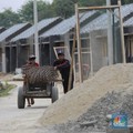Pekerja beraktivitas pada salah satu proyek pembangunan rumah bersubsidi di kawasan Kemang, Bogor, Jawa Barat, Selasa (14/1/2025). (CNBC Indonesia/Muhammad Sabki)