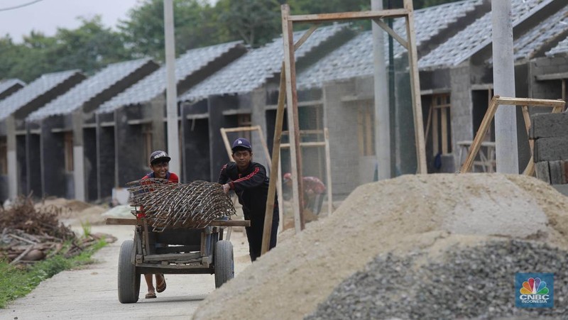 Pekerja beraktivitas pada salah satu proyek pembangunan rumah bersubsidi di kawasan Kemang, Bogor, Jawa Barat, Selasa (14/1/2025). (CNBC Indonesia/Muhammad Sabki)