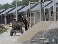 Pekerja beraktivitas pada salah satu proyek pembangunan rumah bersubsidi di kawasan Kemang, Bogor, Jawa Barat, Selasa (14/1/2025). (CNBC Indonesia/Muhammad Sabki)