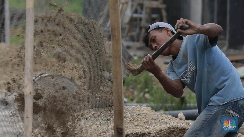 Pekerja beraktivitas pada salah satu proyek pembangunan rumah bersubsidi di kawasan Kemang, Bogor, Jawa Barat, Selasa (14/1/2025). (CNBC Indonesia/Muhammad Sabki)