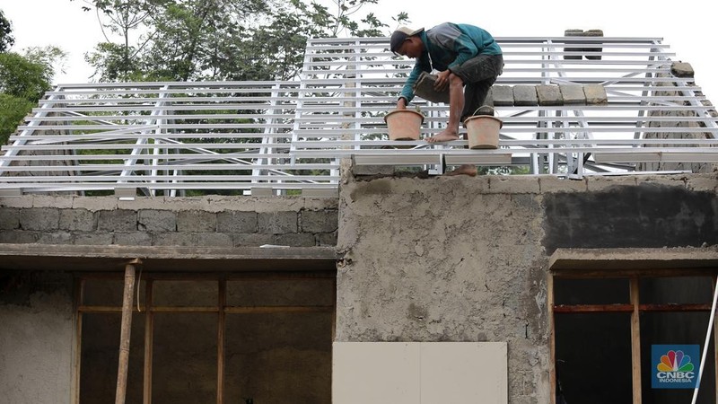 Pekerja beraktivitas pada salah satu proyek pembangunan rumah bersubsidi di kawasan Kemang, Bogor, Jawa Barat, Selasa (14/1/2025). (CNBC Indonesia/Muhammad Sabki)