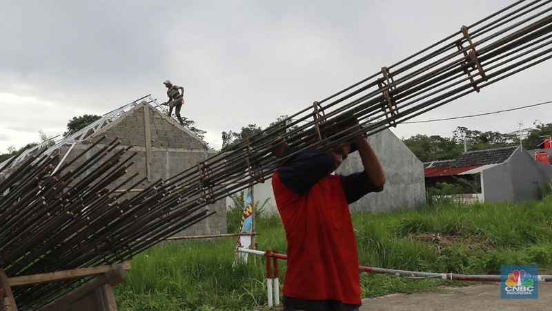 Pekerja beraktivitas pada salah satu proyek pembangunan rumah bersubsidi di kawasan Kemang, Bogor, Jawa Barat, Selasa (14/1/2025). (CNBC Indonesia/Muhammad Sabki)