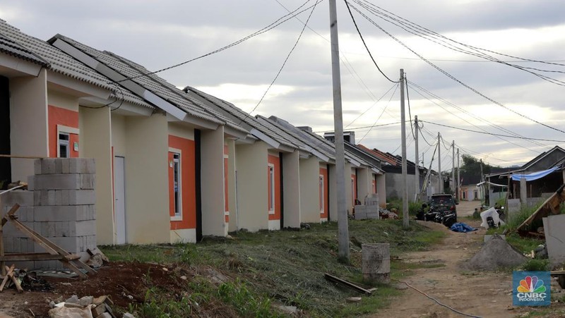 Pekerja beraktivitas pada salah satu proyek pembangunan rumah bersubsidi di kawasan Kemang, Bogor, Jawa Barat, Selasa (14/1/2025). (CNBC Indonesia/Muhammad Sabki)