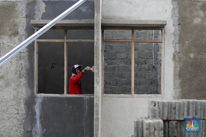 Pekerja beraktivitas pada salah satu proyek pembangunan rumah bersubsidi di kawasan Kemang, Bogor, Jawa Barat, Selasa (14/1/2025). Pekerja beraktivitas pada salah satu proyek pembangunan rumah bersubsidi di kawasan Kemang, Bogor, Jawa Barat, Selasa (14/1/2025). (CNBC Indonesia/Muhammad Sabki)