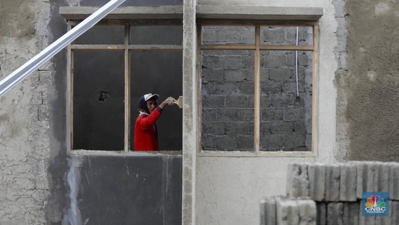 Pekerja beraktivitas pada salah satu proyek pembangunan rumah bersubsidi di kawasan Kemang, Bogor, Jawa Barat, Selasa (14/1/2025). (CNBC Indonesia/Muhammad Sabki)