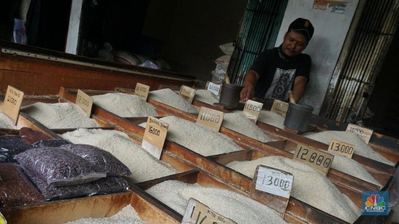 Pekerja menata beras di toko eceran beras di Kawasan Menteng Pulo, Jakarta, Selasa (14/1/2025). (CNBC Indonesia/Muhammad Sabki)