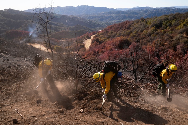 Petugas pemadam kebakaran dari Meksiko beristirahat sambil mendaki ke tujuan mereka untuk memotong garis penahanan di daerah Tarzana selama Kebakaran Palisades di Los Angeles, California, AS, 13 Januari 2025. Petugas pemadam kebakaran dari Meksiko beristirahat sambil mendaki ke tujuan mereka untuk memotong garis penahanan di daerah Tarzana selama Kebakaran Palisades di Los Angeles, California, AS, 13 Januari 2025. (REUTERS/David Ryder)