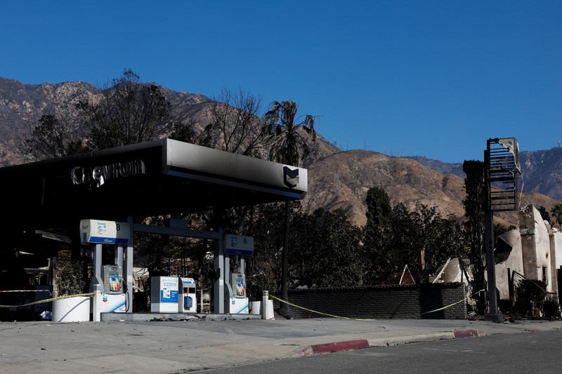 Sisa-sisa mobil rumah yang terbakar tergeletak di tanah, setelah angin kencang yang memicu kebakaran hutan yang dahsyat di wilayah Los Angeles memaksa orang-orang untuk mengungsi, di lingkungan Pacific Palisades di sisi barat Los Angeles, California, AS, 13 Januari 2025. (REUTERS/Daniel Cole)