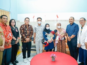 Pj Gubernur Adhy Puji Keberhasilan RSU dr Soetomo Pisahkan Bayi Kembar Siam