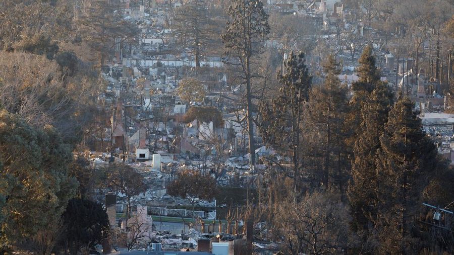 Properti yang terbakar setelah Kebakaran Palisades di lingkungan Pacific Palisades di Los Angeles, California, AS, 13 Januari 2025. (REUTERS/Mike Blake)