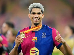 Laporta Inginkan Araujo Bertahan di Barcelona, tapi...