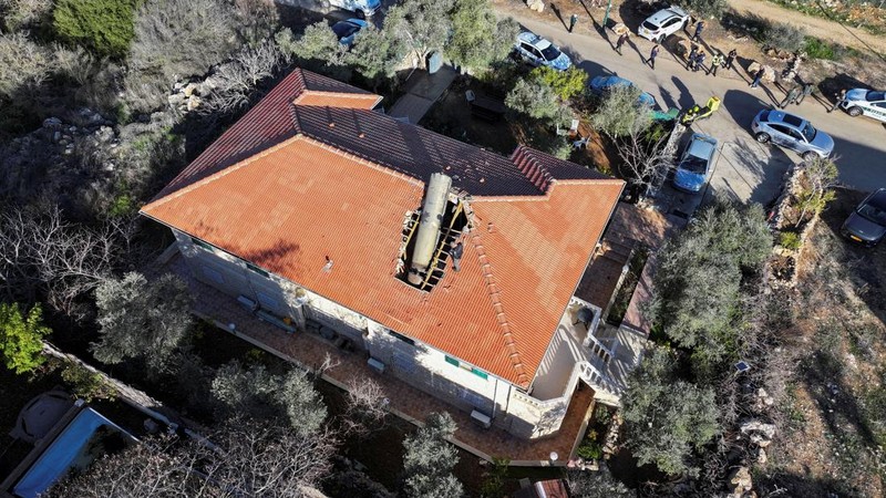 Rudal Yaman yang menghantam rumah-rumah pribadi di Mevo Beitar dan Tzur Hadassah dekat Yerusalem, Israel, Selasa (14/1/2025). (REUTERS/Ilan Rosenberg)