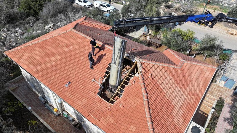 Rudal Yaman yang menghantam rumah-rumah pribadi di Mevo Beitar dan Tzur Hadassah dekat Yerusalem, Israel, Selasa (14/1/2025). (REUTERS/Ilan Rosenberg)