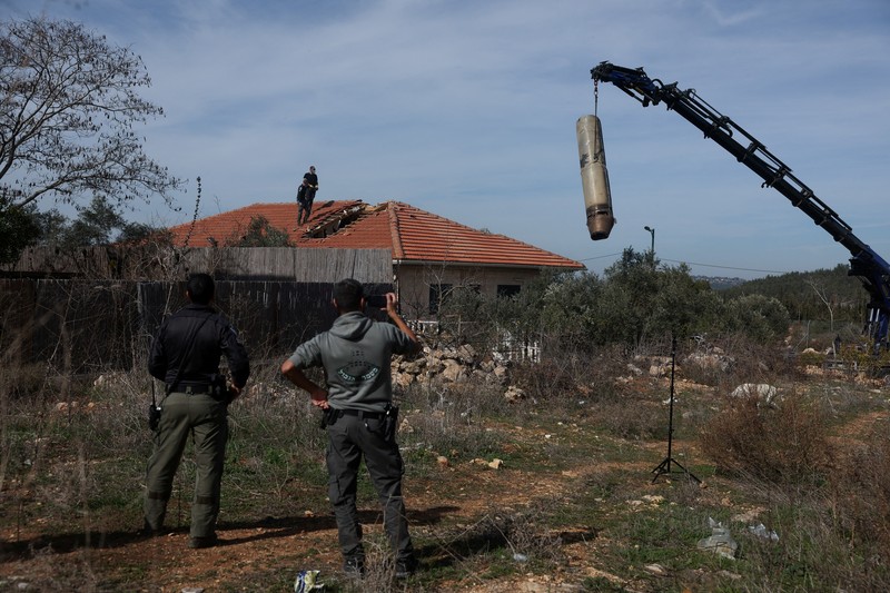Rudal Yaman yang menghantam rumah-rumah pribadi di Mevo Beitar dan Tzur Hadassah dekat Yerusalem, Israel, Selasa (14/1/2025). (REUTERS/Ilan Rosenberg) Rudal Yaman yang menghantam rumah-rumah pribadi di Mevo Beitar dan Tzur Hadassah dekat Yerusalem, Israel, Selasa (14/1/2025). (REUTERS/Ilan Rosenberg)