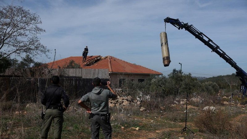 Rudal Yaman yang menghantam rumah-rumah pribadi di Mevo Beitar dan Tzur Hadassah dekat Yerusalem, Israel, Selasa (14/1/2025). (REUTERS/Ilan Rosenberg)