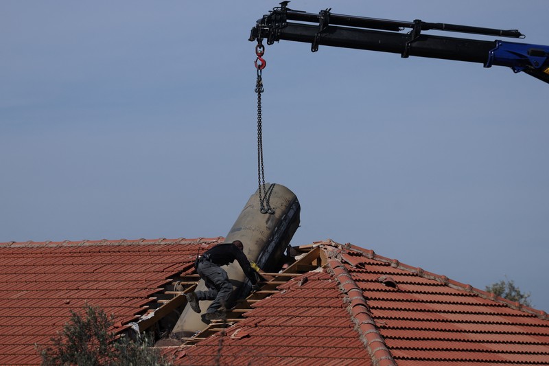 Rudal Yaman yang menghantam rumah-rumah pribadi di Mevo Beitar dan Tzur Hadassah dekat Yerusalem, Israel, Selasa (14/1/2025). (REUTERS/Ilan Rosenberg)