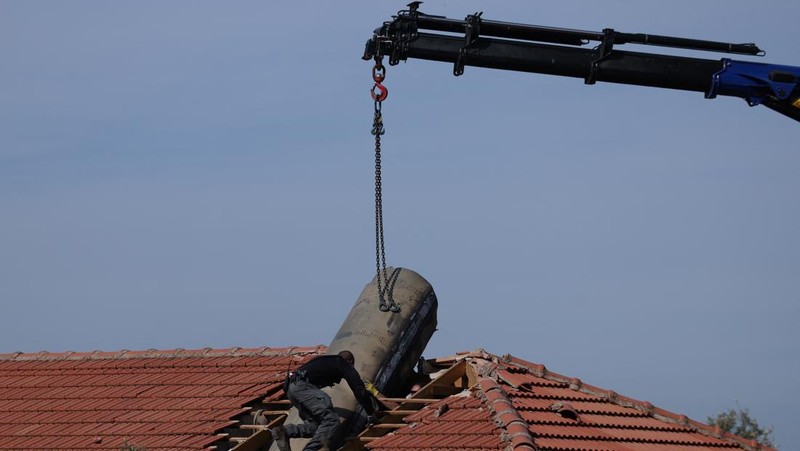 Rudal Yaman yang menghantam rumah-rumah pribadi di Mevo Beitar dan Tzur Hadassah dekat Yerusalem, Israel, Selasa (14/1/2025). (REUTERS/Ilan Rosenberg)