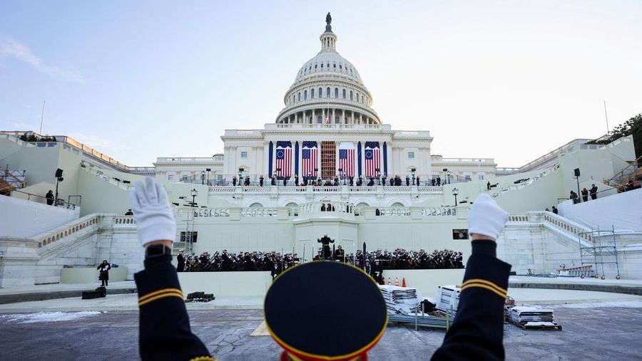 Seorang konduktor menghadiri gladi bersih di depan Gedung Capitol AS menjelang pelantikan Presiden terpilih AS Donald Trump, di Washington, AS, 12 Januari 2025. (REUTERS/Fabrizio Bensch)