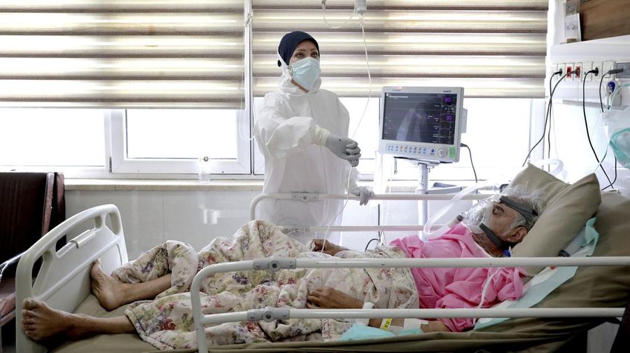 Seorang perawat merawat pasien di Rumah Sakit Shohadaye Tajrish di Teheran, Iran, Minggu, 18 April 2021. (AP Photo/Ebrahim Noroozi/File Foto)