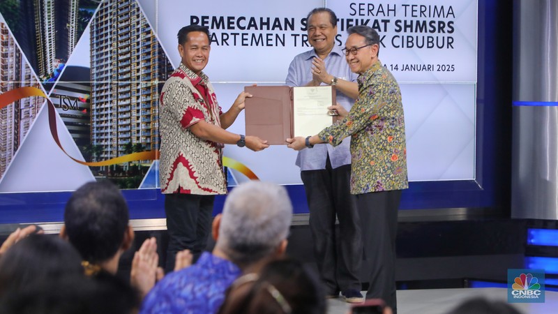 Serah Terima Pemecahan Sertifikat SHMSRS Apartemen Trans Park Cibubur di gedung Transmedia, Jakarta, Selasa (14/1/2025). (CNBC Indonesia/Faisal Rahman) Serah Terima Pemecahan Sertifikat SHMSRS Apartemen Trans Park Cibubur di gedung Transmedia, Jakarta, Selasa (14/1/2025). (CNBC Indonesia/Faisal Rahman)
