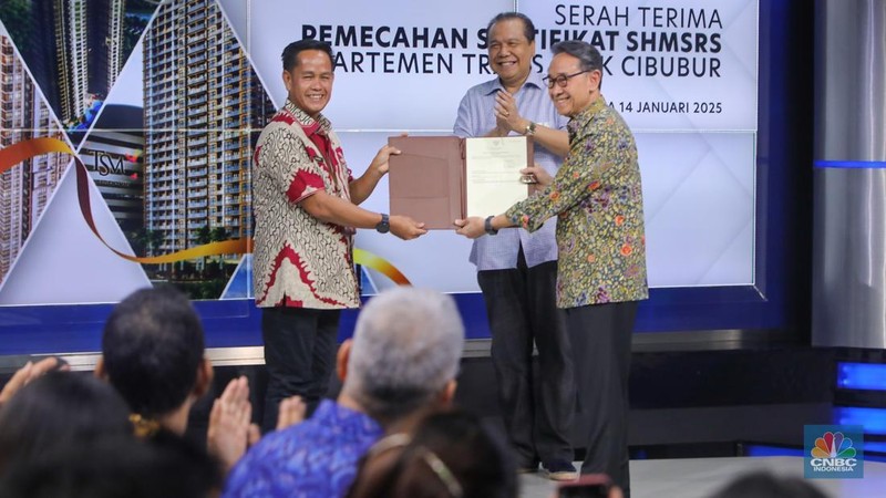 Serah Terima Pemecahan Sertifikat SHMSRS Apartemen Trans Park Cibubur di gedung Transmedia, Jakarta, Selasa (14/1/2025). (CNBC Indonesia/Faisal Rahman)