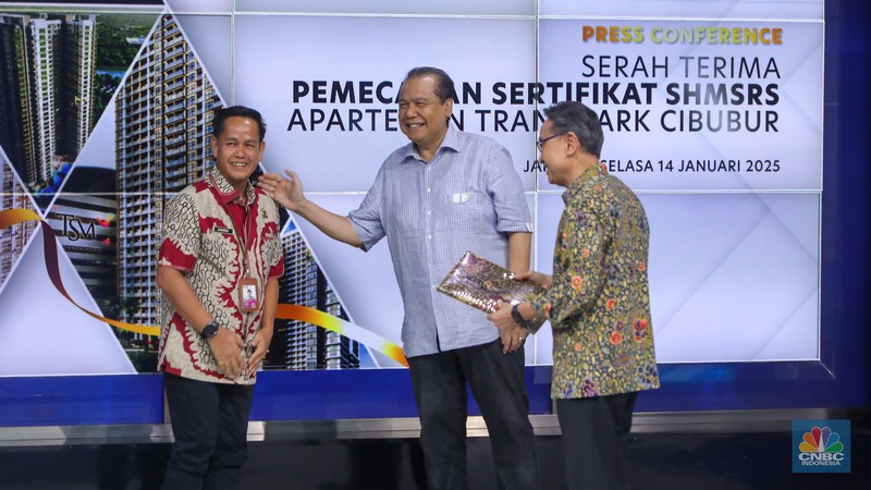 Serah Terima Pemecahan Sertifikat SHMSRS Apartemen Trans Park Cibubur di gedung Transmedia, Jakarta, Selasa (14/1/2025). (CNBC Indonesia/Faisal Rahman) Serah Terima Pemecahan Sertifikat SHMSRS Apartemen Trans Park Cibubur di gedung Transmedia, Jakarta, Selasa (14/1/2025). (CNBC Indonesia/Faisal Rahman)