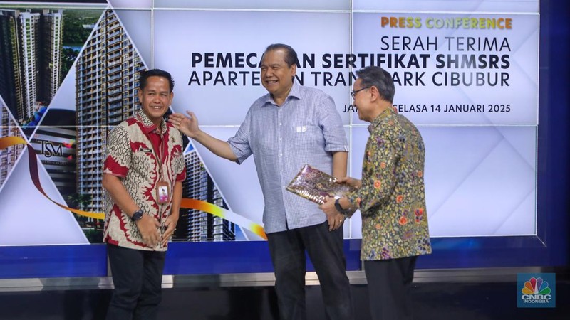 Serah Terima Pemecahan Sertifikat SHMSRS Apartemen Trans Park Cibubur di gedung Transmedia, Jakarta, Selasa (14/1/2025). (CNBC Indonesia/Faisal Rahman)