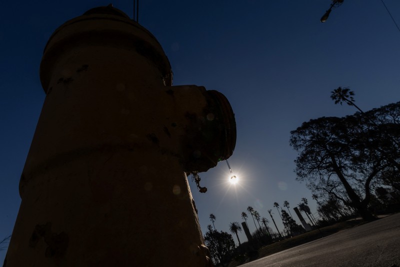 Sisa-sisa mobil rumah yang terbakar tergeletak di tanah, setelah angin kencang yang memicu kebakaran hutan yang dahsyat di wilayah Los Angeles memaksa orang-orang untuk mengungsi, di lingkungan Pacific Palisades di sisi barat Los Angeles, California, AS, 13 Januari 2025. (REUTERS/Daniel Cole)