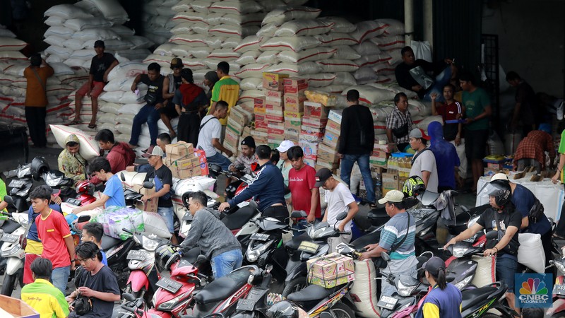 Suasana aktivitas salah satu toko beras di Pasar Induk Beras, Cipinang, Jakarta, Selasa (14/1/2025). (CNBC Indonesia/Muhammad Sabki)