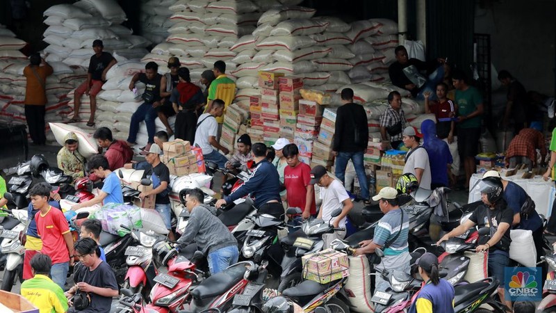 Suasana aktivitas salah satu toko beras di Pasar Induk Beras, Cipinang, Jakarta, Selasa (14/1/2025). (վ/Muhammad Sabki)