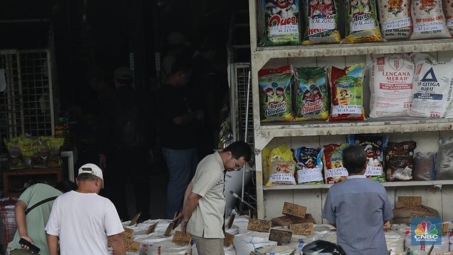 Suasana aktivitas salah satu toko beras di Pasar Induk Beras, Cipinang, Jakarta, Selasa (14/1/2025). (վ/Muhammad Sabki)